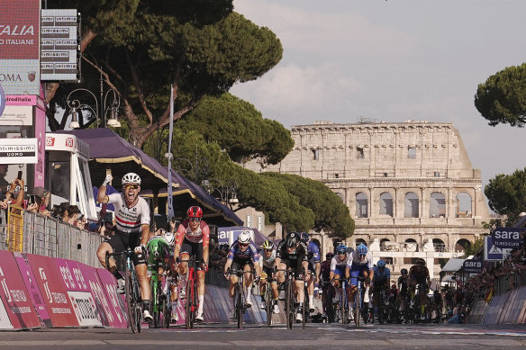 Mark Cavendish wins the sprint finish in Rome.