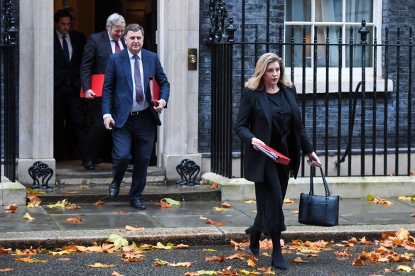Birleşik Krallık çalışma ve emeklilik sekreteri Mel Stride (sağdan ikinci), 10 Downing Caddesi'ndeki bir kabine toplantısının ardından yola çıkıyor.