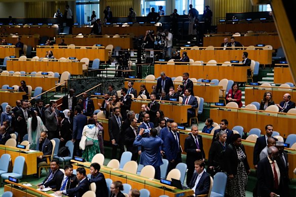 Delegasi berjalan keluar dari Hall Majelis Umum PBB saat Benjamin Netanyahu memulai pidatonya.