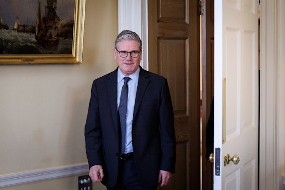 O britânico Keir Starmer, que foi atacado por Trump por não participar na guerra, diz que o Reino Unido está agora pronto para ajudar no estreito ao lado dos aliados.