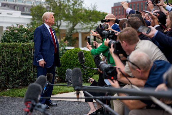 Donald Trump mengajukan pertanyaan dari wartawan sebelum meninggalkan Washington untuk akhir pekan golf di New Jersey.
