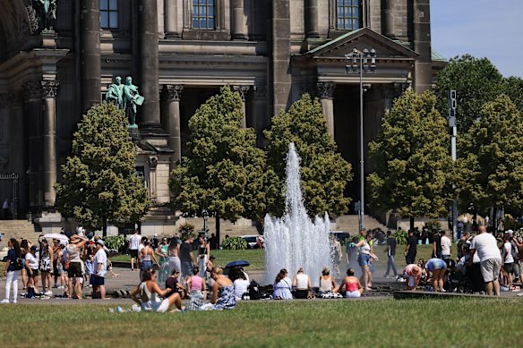 I turisti si riuniscono attorno a una fontana a Berlino.