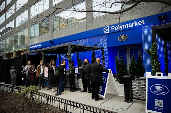 Os participantes esperam na fila do lado de fora do bar pop-up The Situation Room by Polymarket em Washington, DC.