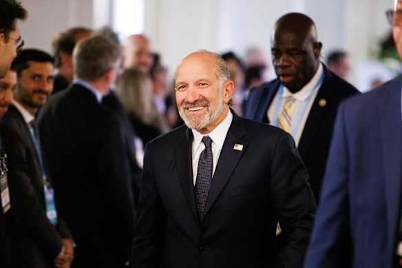 L'informatore ha portato alla luce le prove che Howard Lutnick, l'ex ministro del commercio degli Stati Uniti, non aveva rivelato di avere rapporti d'affari continuativi con il pedofilo.
