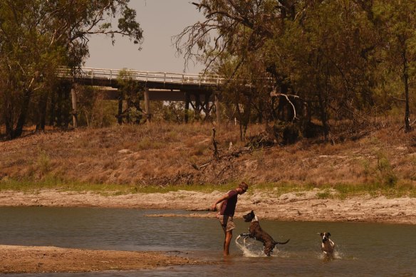 The weir pool at Bourke on the Barwon-Darling River continues to retreat, with town water supplies at 'very high' risk.