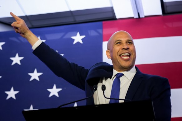 السيناتور كوري بوكر، ديمقراطي من نيو جيرسي، قاد أحدث قرار.