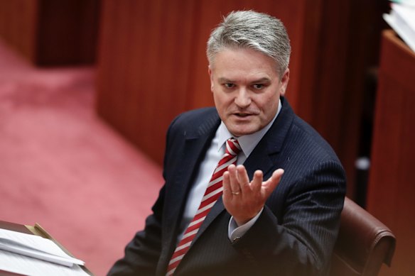 O ex-ministro da Fazenda, senador Mathias Cormann, durante período de perguntas no Senado em 2018.