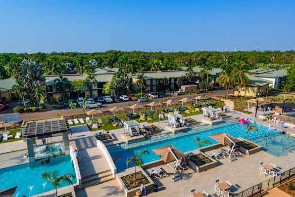 A enorme piscina principal tem 65 metros de comprimento.