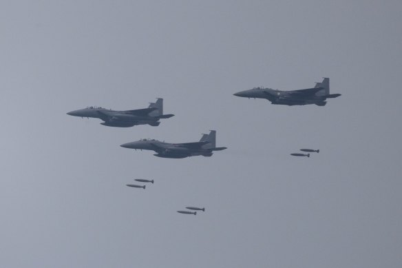 Kore Havacılık ve Uzay Sanayii tarafından üretilen Güney Kore Hava Kuvvetleri FA-50 savaş uçakları, geçen hafta ABD ordusuyla Pocheon'da düzenlenen ortak gerçek atış tatbikatı sırasında.