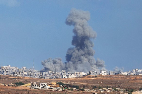 A fumaça sobe após um ataque aéreo israelense em Gaza – não muito longe do Kibutz Kfar Aza – na terça-feira.