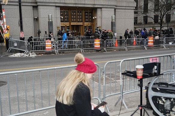 Membros da mídia se reúnem em frente ao tribunal federal de Nova York antes da aparição de Maduro.