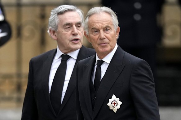 Os ex-primeiros-ministros Gordon Brown e Tony Blair no funeral de estado da falecida Rainha Elizabeth II em 2022.