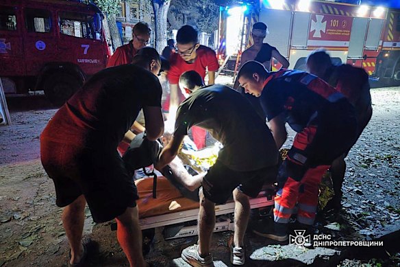 Os paramédicos tratam um civil ferido quando um míssil atingiu um hospital de maternidade em Kamianske, Ucrânia.