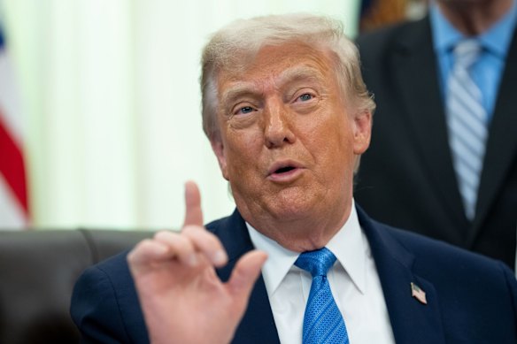 Il presidente degli Stati Uniti Donald Trump ha affermato che riprenderà i pesanti bombardamenti se i leader iraniani non firmeranno immediatamente un accordo con gli Stati Uniti.