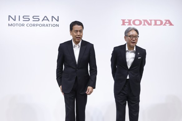 Nissan chief Makoto Uchida (left) and Honda’s Toshihiro Mibe at a joint press conference.