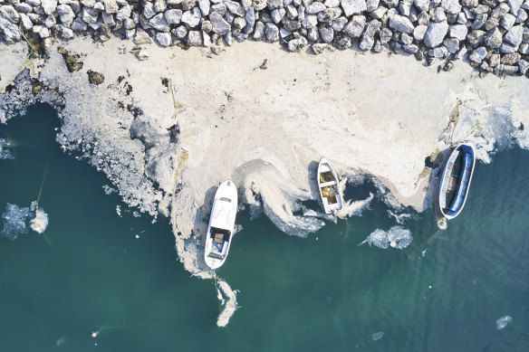 A massive clean-up has started to remove the thick, slimy substance from Turkey’s Marmara Sea.