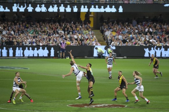 The existing rule, which also exists in the AFL and requires teams to break into six pairs of players in each zone for centre bounces, will remain.