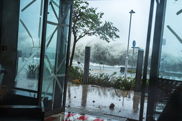 As ondas caem sobre um passeio em Hong Kong.