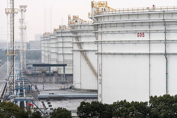 خزانات تخزين النفط في منشأة شركة النفط والكيماويات الصينية (ساينوبك) بالقرب من نينغبو في الصين.