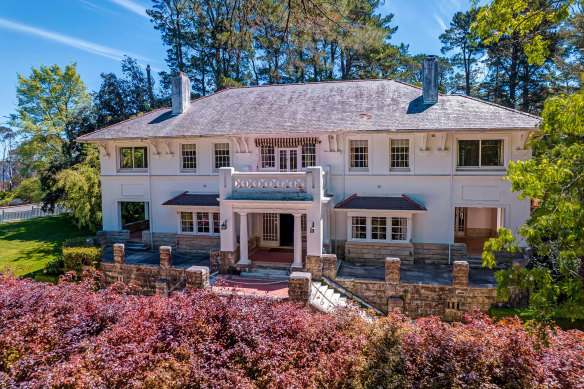 Leuralla was designed by architect Edward Hewlett Hogben in 1914 after the original house burnt down in 1904.