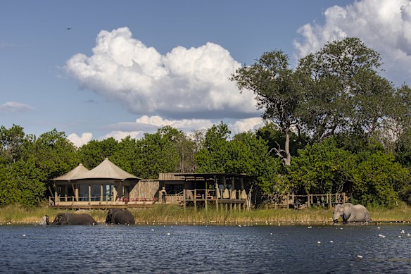 Acampamento de safári no deserto de DumaTau.