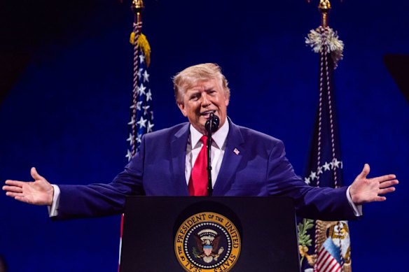 Il presidente Donald Trump si rivolge alla folla durante l'evento Salute to America.