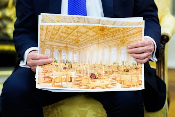 Donald Trump faz uma representação do planejado salão de baile da Casa Branca, que ele agora diz que custará US$ 350 milhões.