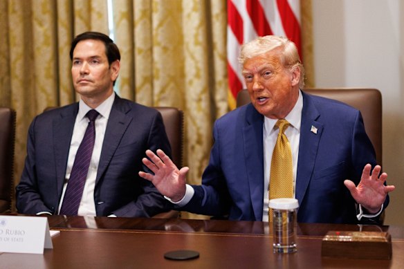 O secretário de Estado dos EUA, Marco Rubio, à esquerda, e Trump durante uma reunião de gabinete na Casa Branca na terça -feira.