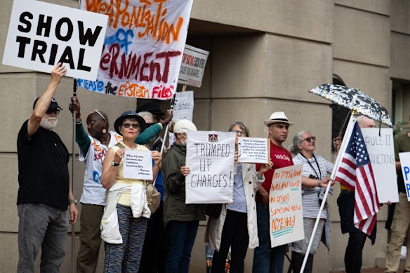 Manifestantes fora do tribunal quando o ex-diretor do FBI James Comey se declarou inocente em outubro.