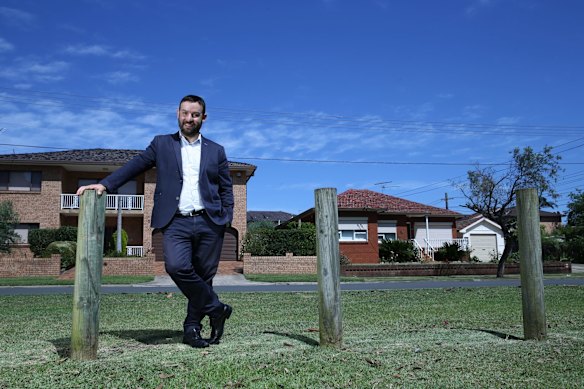 Independent councillor Peter Ristevski was formerly Mannoun’s accountant. 
