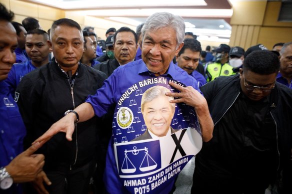 UMNO başkanı Zahid Hamidi yolsuzluk suçlamalarıyla karşı karşıya, ancak iktidar partisinin seçim kampanyasına liderlik ediyor.