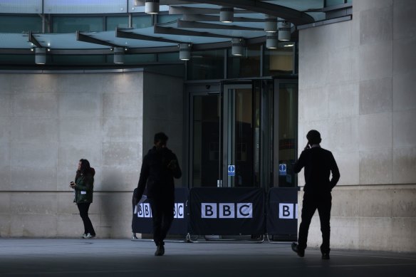 Londra, İngiltere'nin merkezindeki Broadcasting House'daki BBC genel merkezinin girişi.