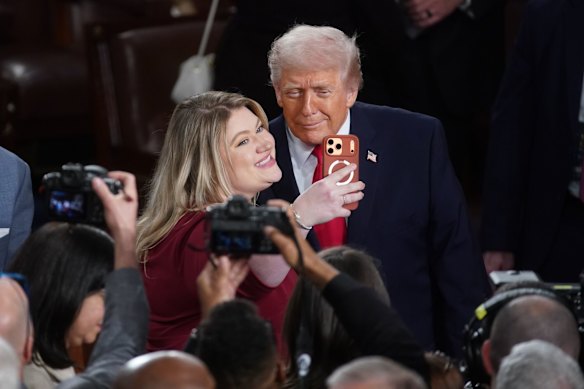 Waktu selfie: Presiden berhenti untuk foto di jalan keluar.