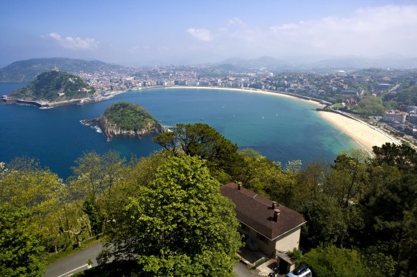 Playa La Concha is sheltered in an enormous bay.