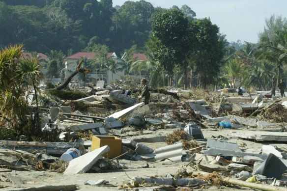 2004 Boxing Day tsunamisinden sonra Tayland, Phuket'in kuzeyindeki Khao Lak'ta bir tatil beldesinin kalıntıları.