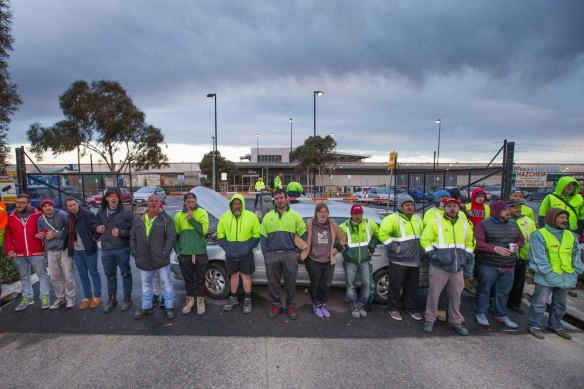 The 2015 picket line outside Woolworths liquor distribution centre at Laverton. 