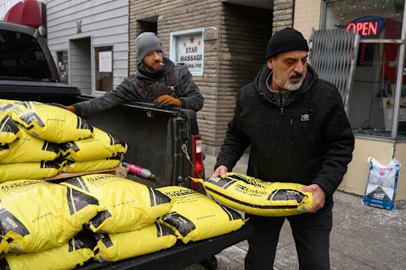 顧客はピックアップトラックの荷台から岩塩を購入します。