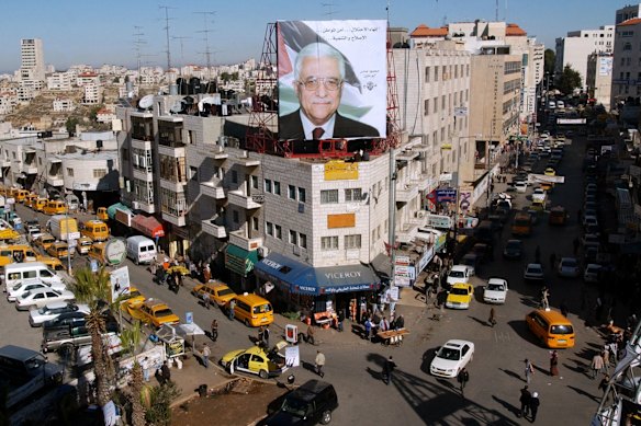 Um retrato de Mahmoud Abbas aparece em um prédio em Ramallah durante a campanha eleitoral de 2004 que se seguiu à morte de Yasser Arafat.