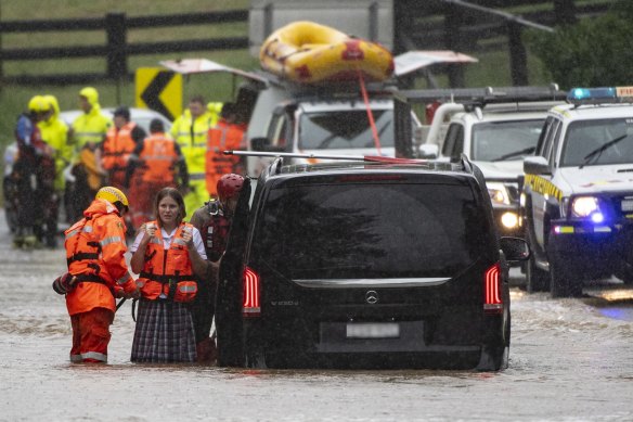 SES assist as vehicles are stranded at Mulgoa Road. 