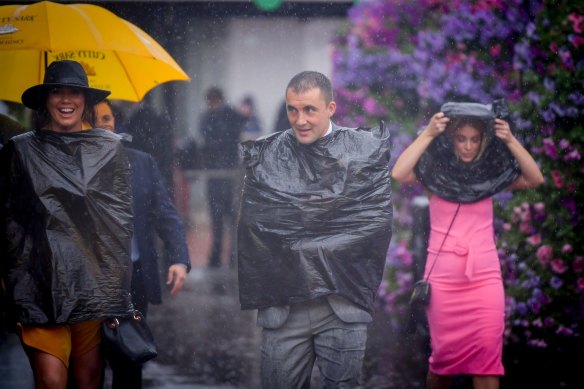 Racegoers battled the elements last year ... The weather was miserable, to say the least. 