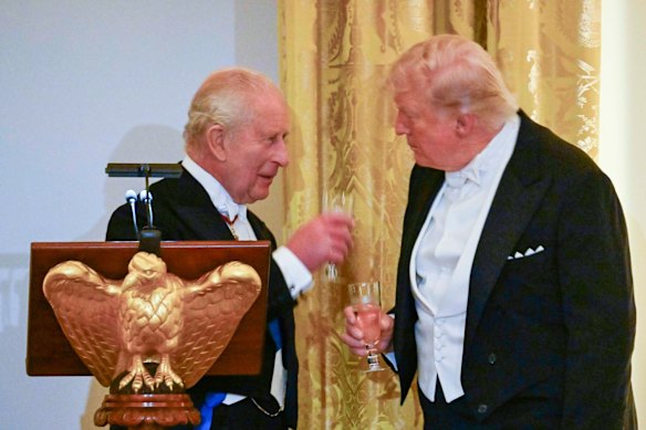 الملك تشارلز الثالث (يسار) ورئيس الولايات المتحدة دونالد ترامب خلال العشاء الرسمي في الغرفة الشرقية للبيت الأبيض في واشنطن، العاصمة، يوم الثلاثاء.