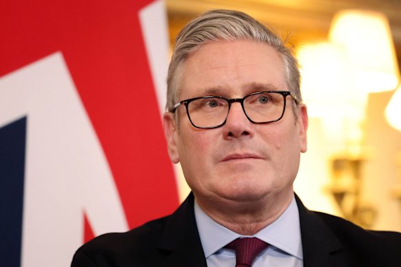 I risultati dei sondaggi del primo ministro britannico Keir Starmer sono mediocri, così come quelli del suo governo laburista.