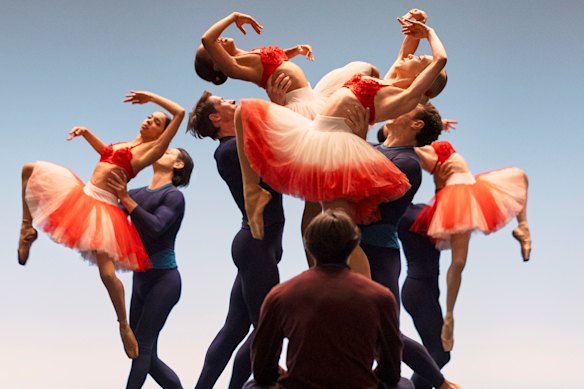 One of the dance scenes - performed by professional dancers - in ediles.