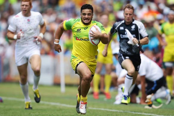 Allan Fa’alava’au of Australia makes a break during the 2016 Sydney Sevens Cup Quarter Final match between England and Australia at Allianz Stadium.