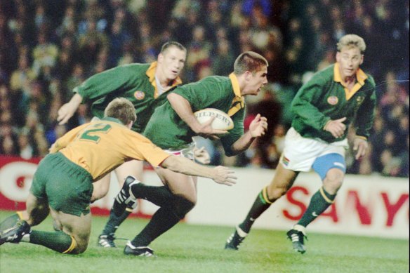 South Africa’s Japie Mulder, centre, looks for support from his teammates against Australia