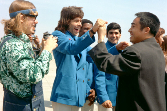 1972年，美国乒乓球运动员关格伦在美国向中国冠军庄泽东致敬，一年后 