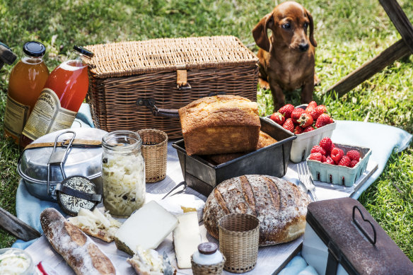 The posh picnic... it's the new glamping. 