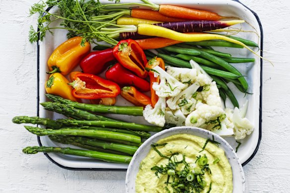Legumes de primavera com molho de atum e açafrão.