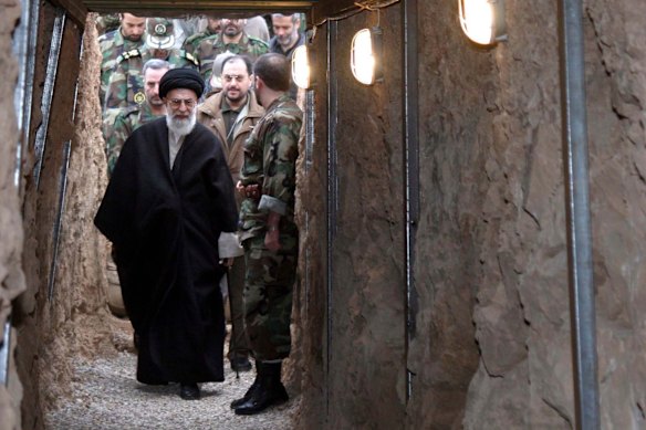 Khamenei visita manobras militares no sudoeste do Irão em 2004.