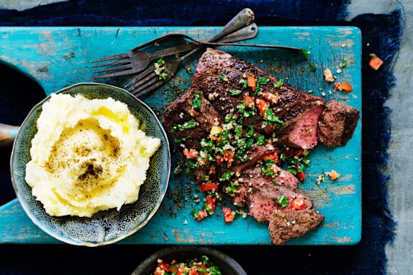 Filete de cordero con skordalia.